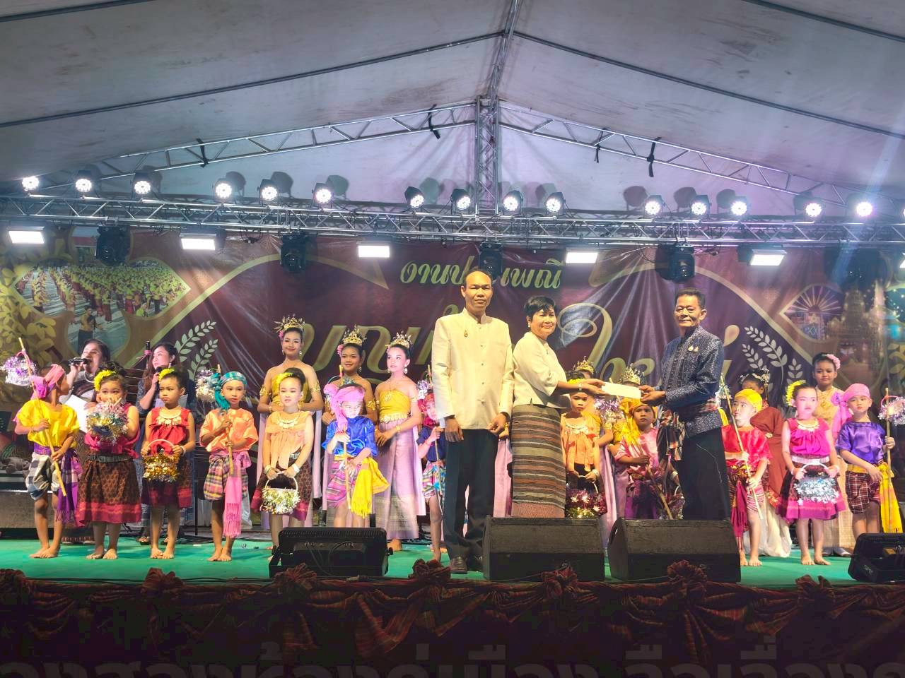 ผู้บริหาร คณะครูและนักเรียนโรงเรียนบ้านหนองเสี้ยว  เข้าร่วมงานประเพณีบุญกุ้มข้าวใหญ่ และของดีอำเภอหนองสองห้อง ประจำปี 2569